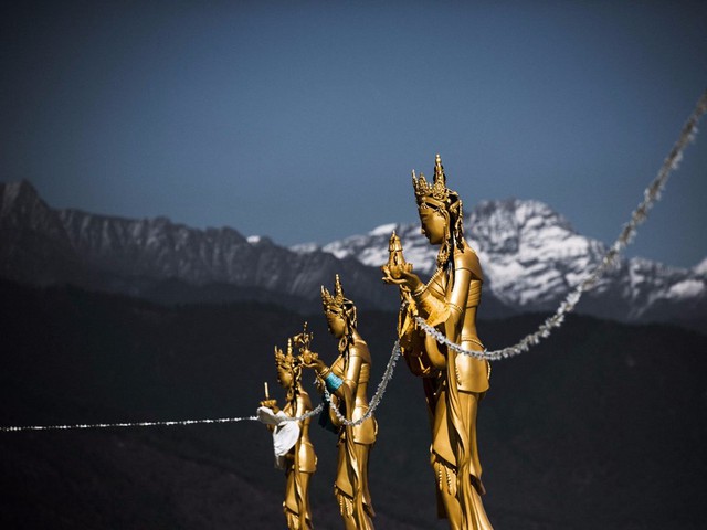 
Tượng các Dakini, hay thiên thần trong thế giới Phật giáo, xuất hiện khắp thủ đô.
