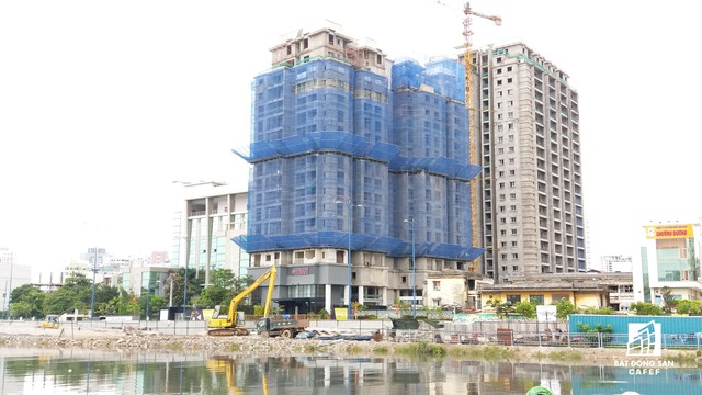 
Sau khi mua lại dự án từ tập đoàn cao su Việt Nam, CapitaLand đã bắt tay hoàn thiện phần thô để đưa dự án trở lại thị trường với tên mới là D1 Mension. Dự án này lúc trước có tên VRC đã xây xong 3 block thô và trùm mền hơn 2 năm.
