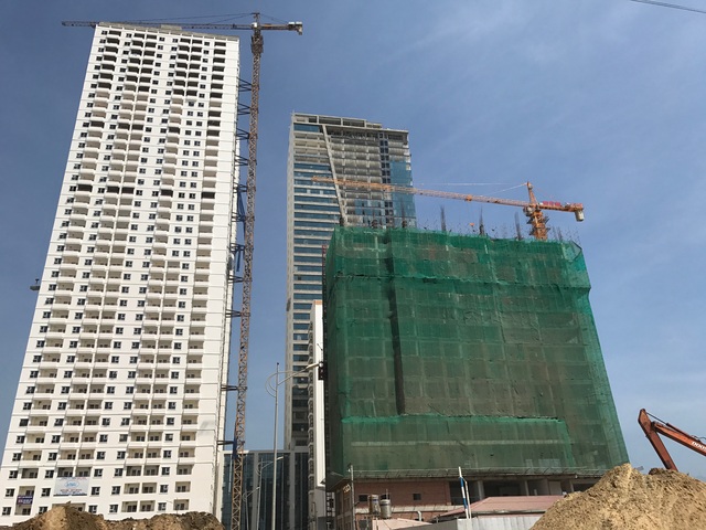
Dự án tổ hợp condeltel và khách sạn gần 2.000 căn của tập đoàn Mường Thanh. Hiện dự án đang trong giai đoạn hoàn thiện, lắp kính bên ngoài.
