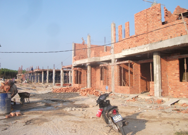 
Nhiều lô đất đã được cò đất giải phóng hết cao su để xây nhà bán luôn cho khách hàng có nhu cầu tại xã Long An, Long Thành.

