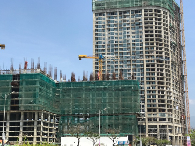 
Dự án condotel Central Cosat đang xây đến tầng thứ 10, phía sau lưng là dự án Anphanam Luxury Apartmens với khoảng 600 căn hộ đang hoàn thiện phần thô.
