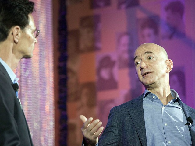 
Bezos nổi tiếng là một người không thích họp hành. Mỗi năm ông chỉ có một cuộc họp kéo dài 6 tiếng với các nhà đầu tư Amazon.
