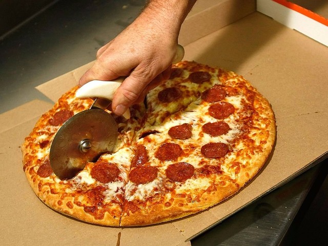 
Khi tham gia các cuộc họp, Bezos luôn đề cập đến nguyên tắc “hai chiếc pizza” – nghĩa là không bao giờ tổ chức một cuộc họp mà hai chiếc pizza không đủ cho toàn bộ team.
