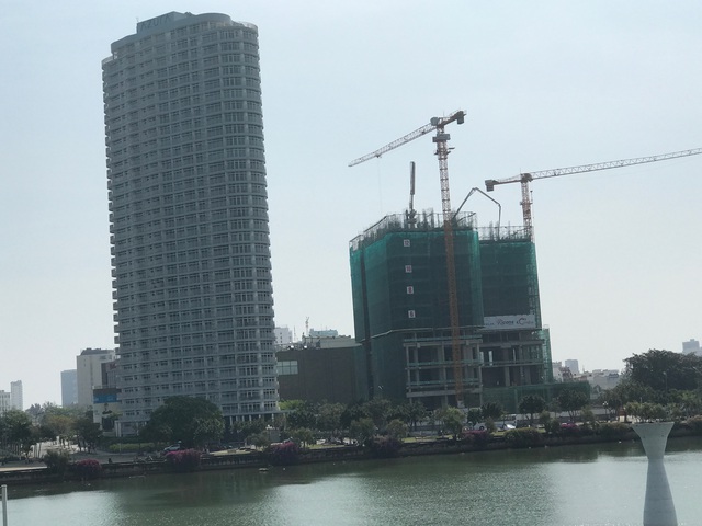 
Dự án Vinpearl Condotel ngay cầu quay sông Hàn đang xây dựng đến tầng 15.
