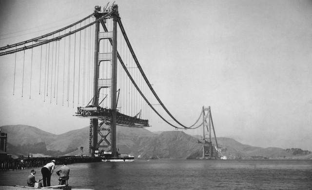 
Cuối tuần trước, người Mỹ kỷ niệm 80 năm thông xe cầu Cổng Vàng, công trình biểu tượng bắc ngang nút thắt cổ chai vịnh San Francisco. Đây là cây cầu dây văng dài hơn 2.700m và cao 227 m. Công trình này được khởi công tháng 1/1933 và khánh thành ngày 27/5/1937.
