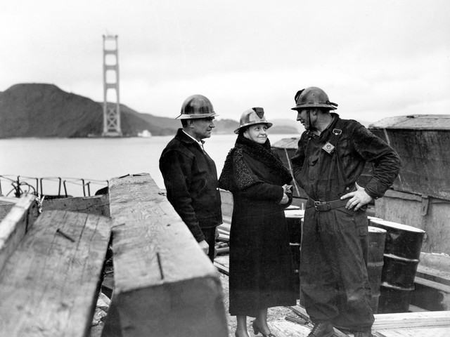 
Chính phủ Mỹ quyết định xây dựng cây cầu nhằm đáp ứng nhu cầu đi lại của 50.000 người/ngày. Trước khi có cây cầu, người ta phải sử dụng phà để đi từ quận Marin vào San Francisco.
