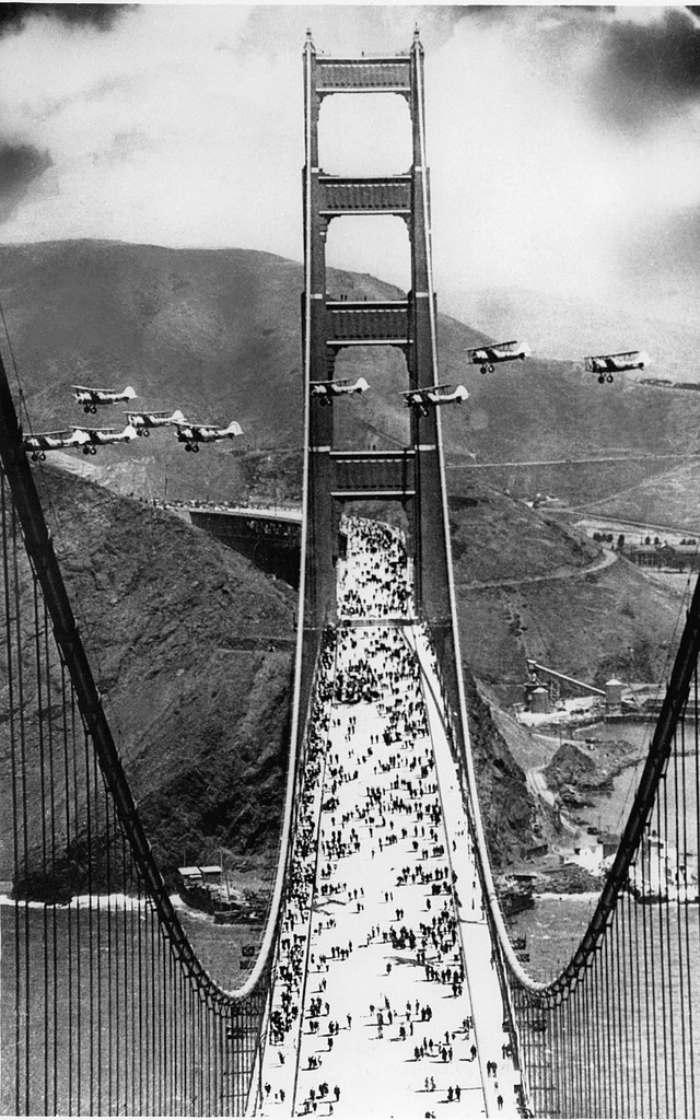 
Máy bay diễu qua cầu cổng vàng trong lễ khai trương ngày 27/5/1937.
