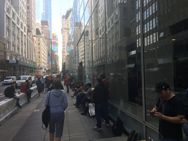 
Những người xếp hàng đợi mua iPhone X bên ngoài cửa hàng Apple trên Đại lộ số 5 New York.

