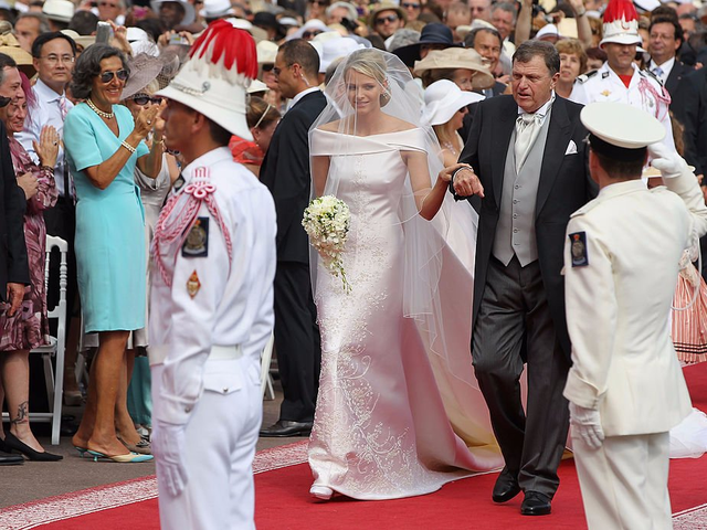 Công chúa Charlene của Monaco trên thảm đỏ dẫn đến thánh đường để kết hôn với hoàng tử Albert II của Monaco năm 2011. Điểm nhấn trong bộ váy cưới sang trọng của cô là các chi tiết thêu nổi rất tinh tế.