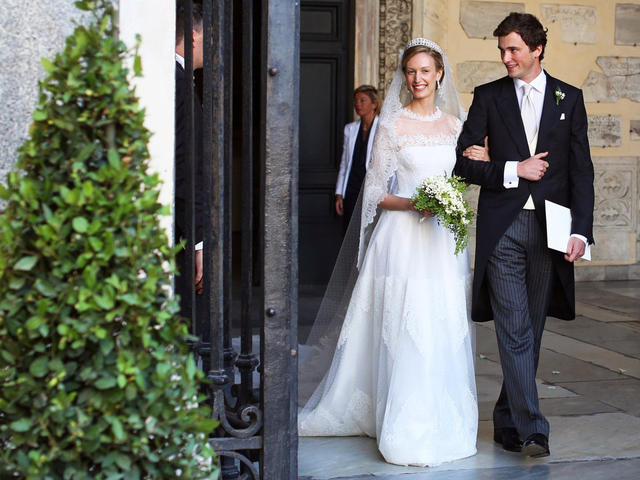 Nữ nhà báo Elisabetta Rosboch von Wolkenstein kết hôn với hoàng tử Amedeo của Bỉ tại một nhà thờ cổ tại Trastevere, Rome, Italia năm 2014. Cô dâu Elisabetta diện chiếc váy cưới đơn giản nhưng sang trọng, tinh tế của nhà thiết kế Valentino và lối trang điểm nhẹ nhàng.