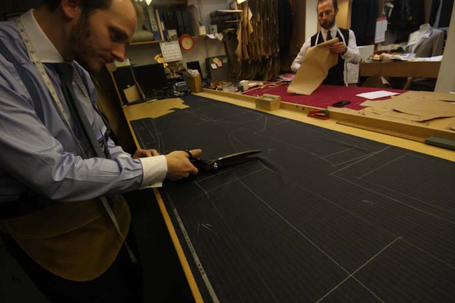 Những bộ suits được đặt may tại Savile Row được may, đo, thiết kế và hoàn thiện thủ công 100%.
