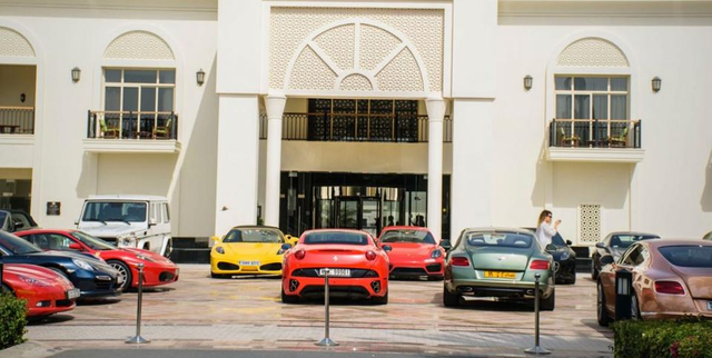 
Dàn siêu xe bên ngoài một khách sạn ở Dubai.
