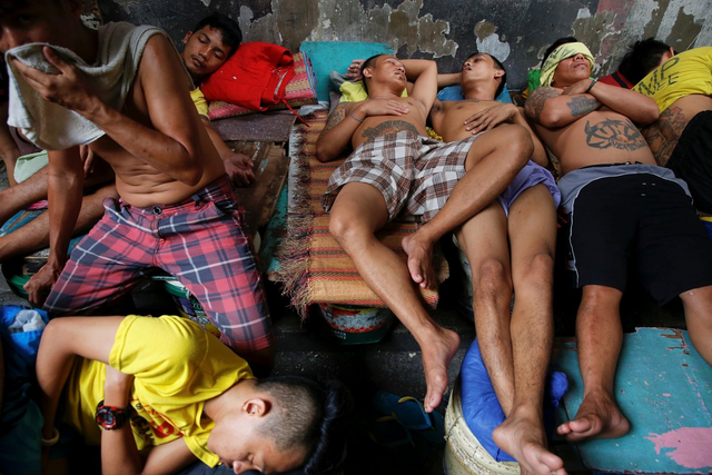 
Các tù nhân ngủ la liệt bên trong nhà tù Quezon, tháng 10/2016. Tôi may mắn vì được vào tù. Ở ngoài kia, rất nhiều người đã bị cảnh sát bắn, Macronino Maximo, người cùng phòng giam với Jason Madarang nói với Reuters.
