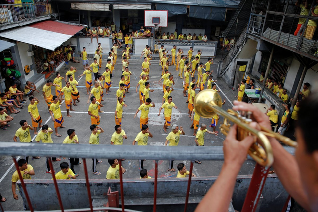 
Các tù nhân ở Quezon trong giờ tập thể dục buổi sáng.

