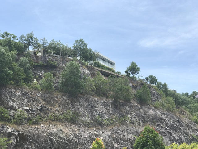 Xung quanh chân núi Chụt chủ đầu tư đã xây nhiều villa nhưng rất ít người dân dọn đến sinh sống do hạ tầng không chắc chắn.