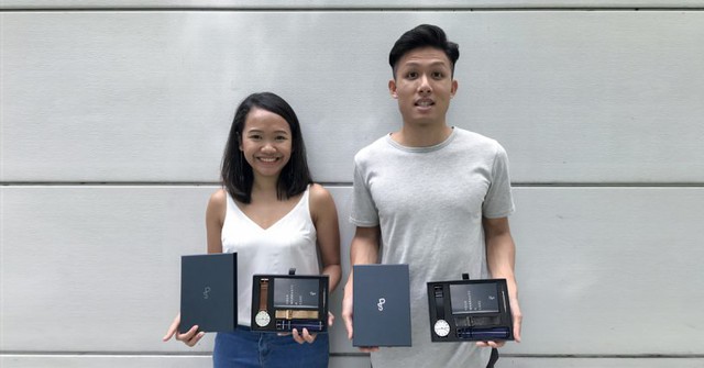 
Mandelena Koh và Poh Shen chụp hình với sản phẩm đồng hồ Every Watch.
