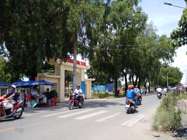 Nghĩa trang Bình Hưng Hòa là nghĩa trang lớn nhất của TP.HCM, nằm ở phường Bình Hưng Hòa và Bình Hưng Hòa A của quận Bình Tân, trên trục hai con các con phố chính là các con phố Tân Kỳ - Tân Quý và các con phố Bình Long.