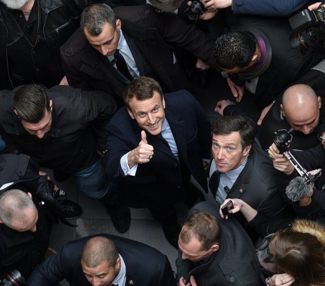 
Kết quả thăm dò cho thấy ứng viên Macron - người đang mỉm cười và giơ ngón tay cái - sẽ chiến thắng. Ảnh: Getty Images.
