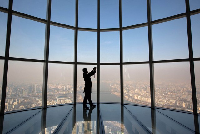 
Là tòa nhà cao thứ 5 thế giới nhưng Tháp Tháp Lotte World sở hữu kỷ lục với đài quan sát sàn kính cao nhất.
