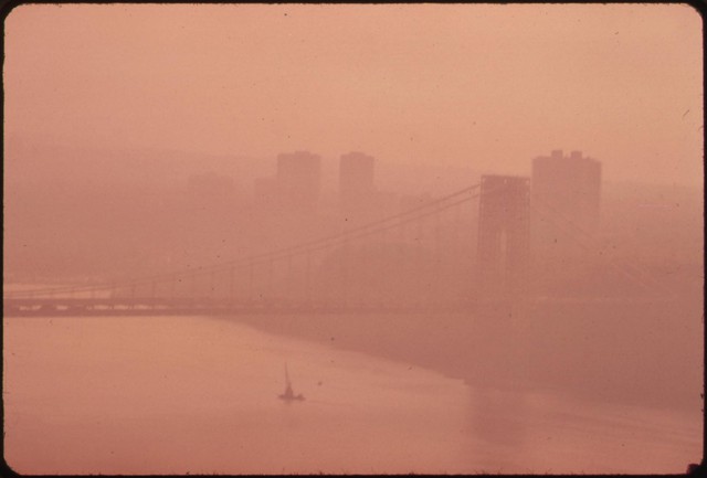 
Cây cầu George Washington ở New York chìm trong màn sương mờ ảo, bắt nguồn từ tình trạng ô nhiễm do các hoạt động sản xuất gây ra.
