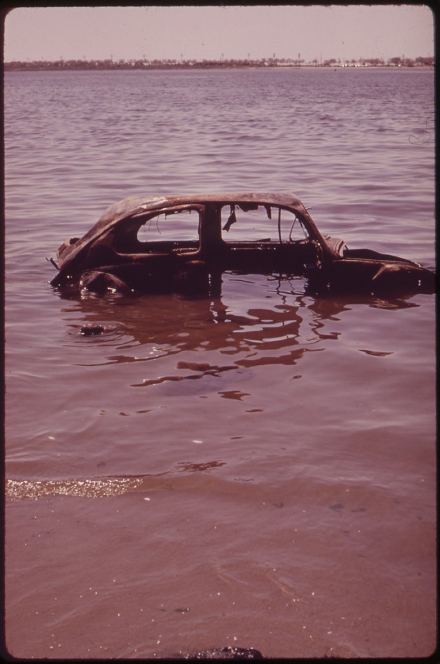 
Một chiếc xe bị vứt đi nằm ở Vịnh Jamaica, New York năm 1973. Dù EPA có những quy định nghiêm ngặt về rác thải nhưng thời điểm đó, nhiều phương tiện vẫn bị vứt bỏ một cách bừa bãi.
