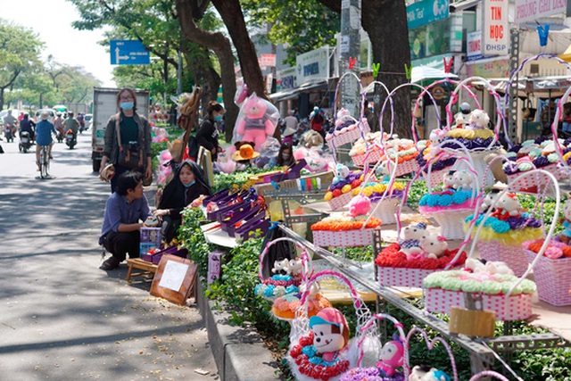 Hoa và các giỏ quà bán tràn ngập trên đường Nguyễn Văn Cừ