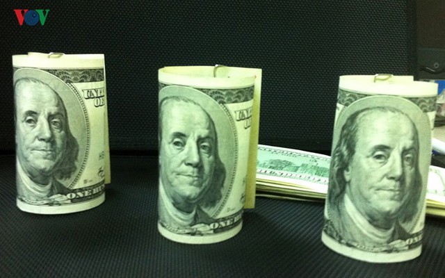 
Với hình thức giả bằng cách tẩy sửa tờ 1 USD thành 100 USD, giới NH dễ dàng phát hiện bởi hình khuôn mặt trên tờ tiền 1 USD hoàn toàn khác trên tờ tiền 100 USD.
