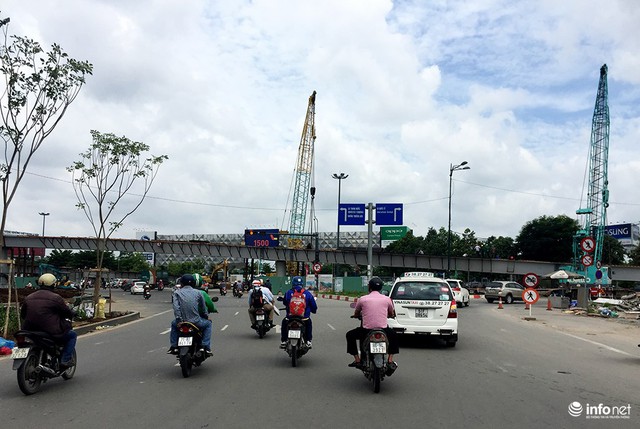 Cầu vượt dầm thép đang được xây dựng gấp rút tại cổng ra vào sân bay Tân Sơn Nhất.