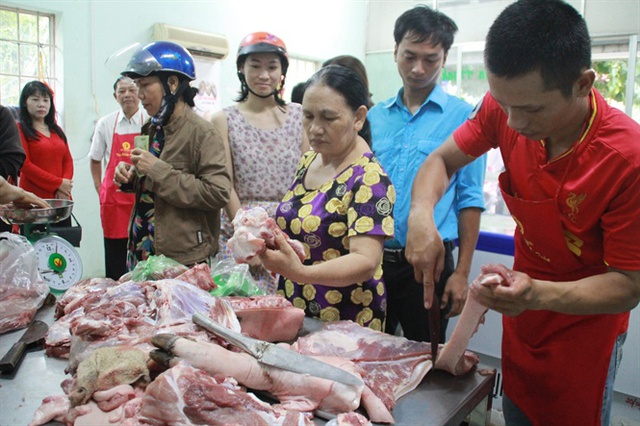 
Người dân mua thịt lợn tại cửa hàng bình ổn giá, thành phố Biên Hòa, tỉnh Đồng Nai. Ảnh: Lê Xuân
