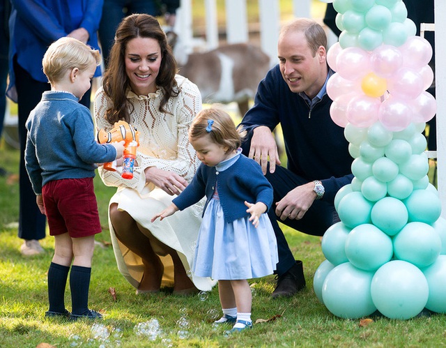 
Công nương Kate và Hoàng tử William luôn muốn các con được lớn lên bình thường như bao đứa trẻ khác.
