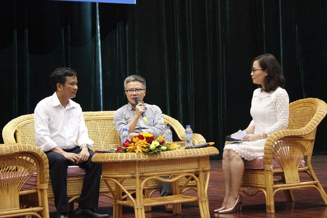 
GS Ngô Bảo Châu (giữa) và GS Trần Nam Dũng trò chuyện cùng hàng trăm học sinh, sinh viên

