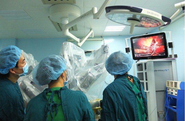 Ê-kíp bác sĩ thực hiện ca phẫu thuật ung thư gan bằng Robot