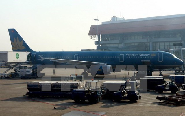 Vận chuyển hàng hóa lên máy bay của Vietnam Airlines ở Cảng Hàng không Nội Bài, Hà Nội. (Ảnh: Huy Hùng/TTXVN)