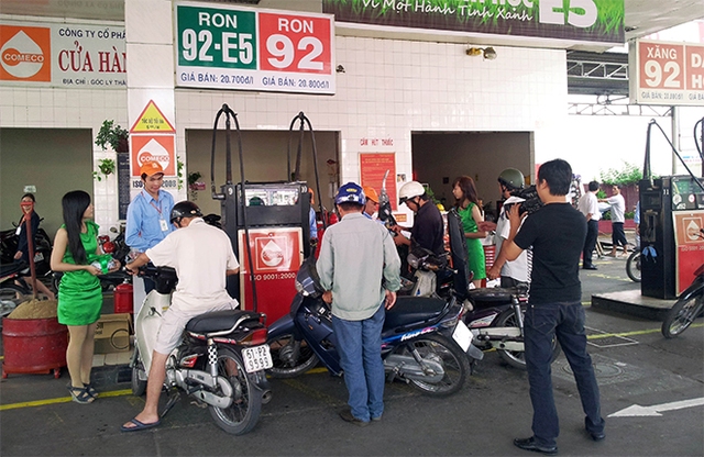 Việc phổ biến xăng E5 đang gánh trên vai rất nhiều “sứ mệnh”. Ảnh: DT