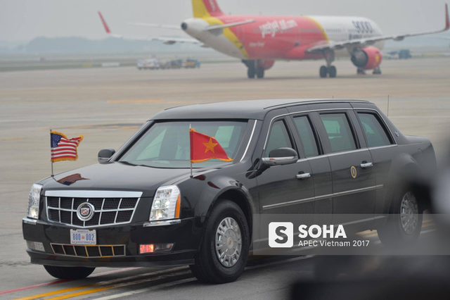 [CẬP NHẬT] Tổng thống Donald Trump vẫy chào từ chuyên cơ Air Force One, lên đường rời Việt Nam - Ảnh 1.