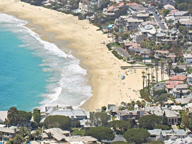 
Khu biệt thự của tỷ phú Buffett nằm trong một khu nhà giàu ven biển ở Laguna Beach, Orange County, California.

 
