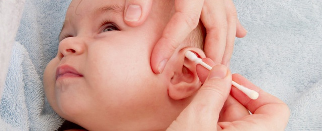 
Tăm bông là nguyên nhân gây ra hàng loạt tổn thương ở tai của trẻ (Ảnh minh họa).
