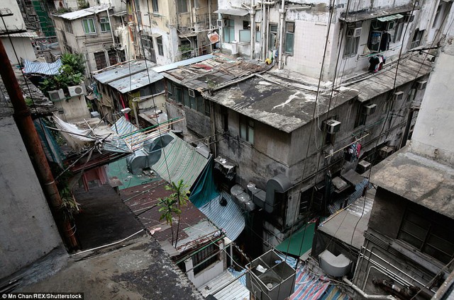 Quang cảnh bên ngoài của một khu nhà ổ chuột ở Sham Shui Po, Hồng Kông, nơi nhiều người đang sống trong những căn nhà siêu nhỏ.