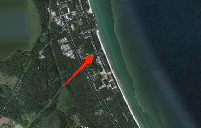 Vị trí khu nghỉ dưỡng Prora trên bản đồ vệ tinh. Prora gồm tám tòa nhà giống hệt nhau nằm trải dài trên qui mô 4,5km và một vàih biển dao động 150m. 