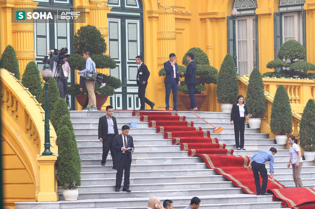 
Thảm đỏ đón khách trên cầu thang Phủ chủ tịch
