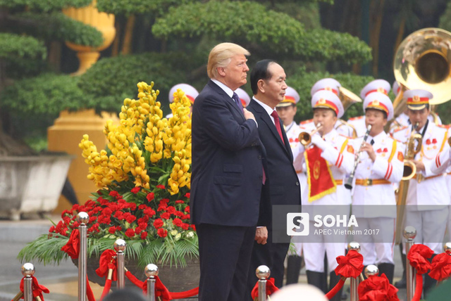 
Tổng thống Trump đứng trang nghiêm khi đoàn quân nhạc Việt Nam cử quốc thiều Hoa Kỳ
