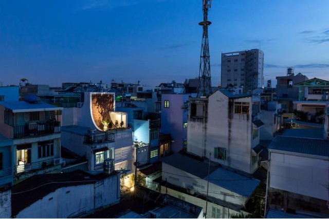 
Ngôi nhà với hình dáng mái cong khác lạ nổi bật giữa khu dân cư đông đúc ở Sài Gòn.

 
