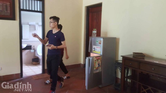 Nhóm khách trẻ tuổi đang tham quan căn phòng mới thuê.