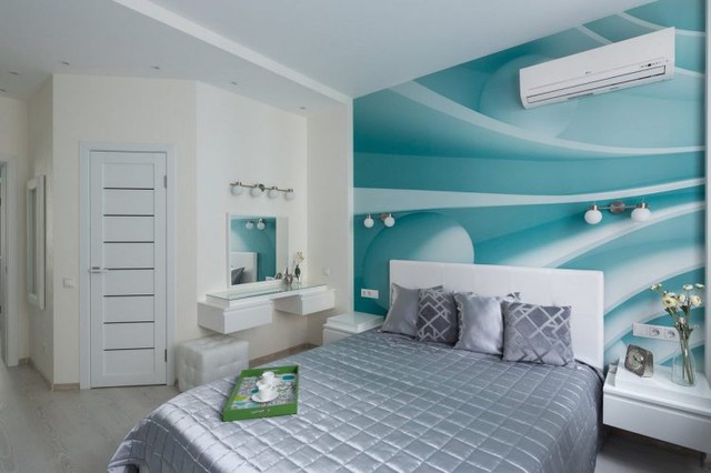 Nếu màu xanh ngọc lam được chọn làm điểm nhấn trên bức tường nhỏ nơi phòng khách thì gam màu này được chọn ở sắc độ đậm hơn để làm màu nền tươi mát cho không gian phòng ngủ. 