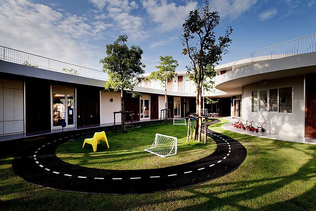 
Trường mầm non Quốc tế Kensington ở Bangkok (Thái Lan) với thiết kế đặc biệt khơi dậy trí tưởng tượng của trẻ. Những đường cong từ những bức tường trong khuân viên khiến không gian trở nên mềm mại, không bị thô cứng.
