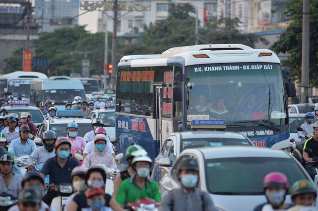  Hà Nội: Tắc khắp ngả, đông nghẹt bến xe trước nghỉ lễ  - Ảnh 12.