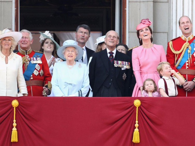Từ trái sang phải: Camilla – công nương xứ Cornwall, thái tử Charles – công tước xứ Wales, Nữ hoàng Elizabeth đệ Nhị, hoàng thân Philip – công tước Edinburgh, Catherine – công nương Cambridge, công chúa Charlotte, hoàng tử George, hoàng tử William.