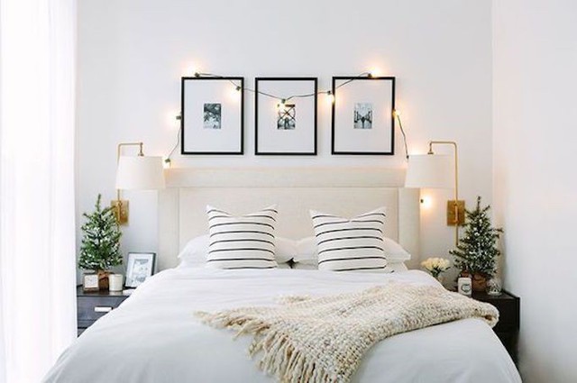 
Với những phòng ngủ diện tích nhỏ bạn có thể dùng cây thông bé và đèn led là đủ để mang không khí noel vào phòng.

 
