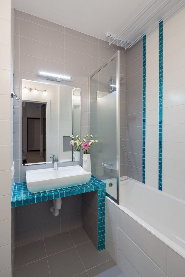 Sự kết hợp hài hòa giữa màu xanh ngọc làm và màu nâu của sàn nhà tắm khiến không gian càng phát triển thành thoáng sạch hơn. 