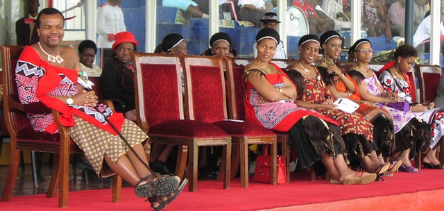Từ trái sang phải : Vua Mswati III, Amakhosikati LaMatsebula, LaMotsa, LaNgangaza, LaHwalathe, và Zena Mahlangu.